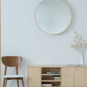 Raum mit Spiegel und Sideboard