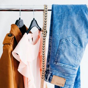 Kleidungsstücke auf einer Stange zu einer Capsule Wardrobe arrangiert