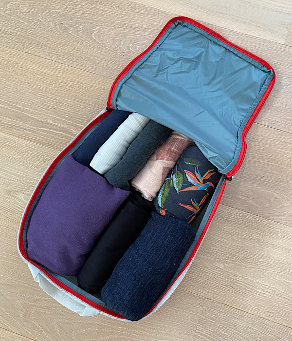 Packwürfel gefüllt mit Kleidungsstücken