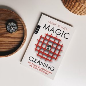 Das Buch Magic Cleaning liegt auf weißem Untergrund