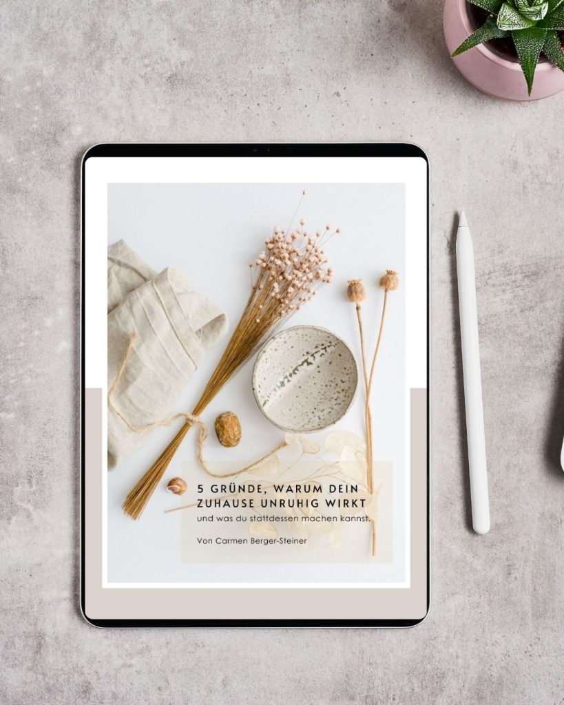 Tablett auf dem man das Cover eines EBooks sieht mit dem Titel Warum dein Zuhause unruhig wirkt.