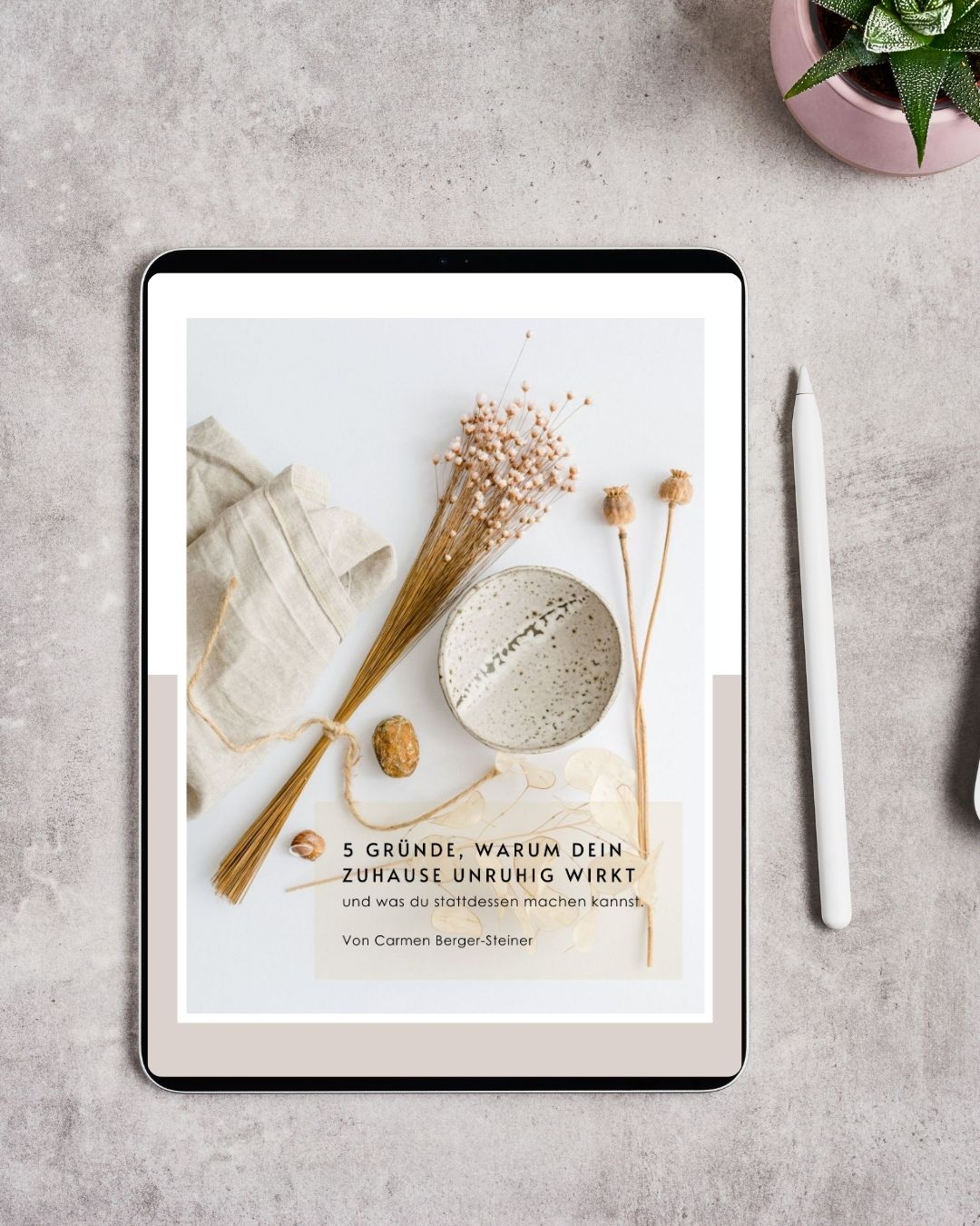 Tablett auf dem man das Cover eines EBooks sieht mit dem Titel Warum dein Zuhause unruhig wirkt.