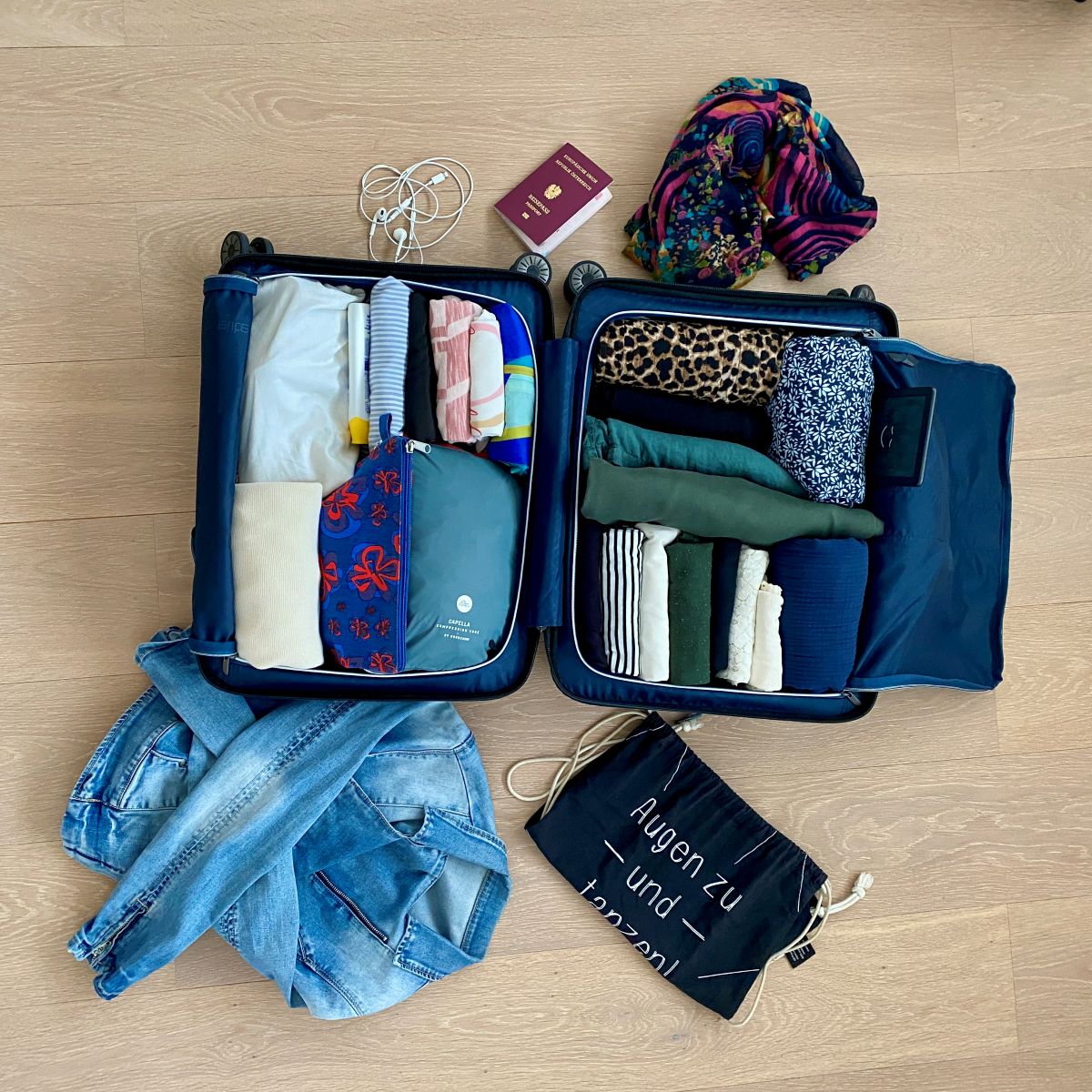 Ein offener gepackter Koffer für den Sommerurlaub