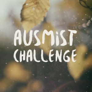 Ausmistchallenge Herbst 2025 Gelbe Blätter im Hintergrund mit Regentropfen davor steht in weißen Buchstaben Ausmist Challenge